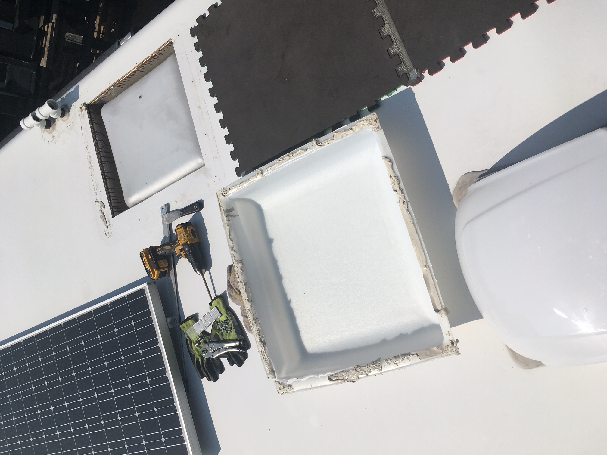 Panneau solaire et composantes sur toit de VR