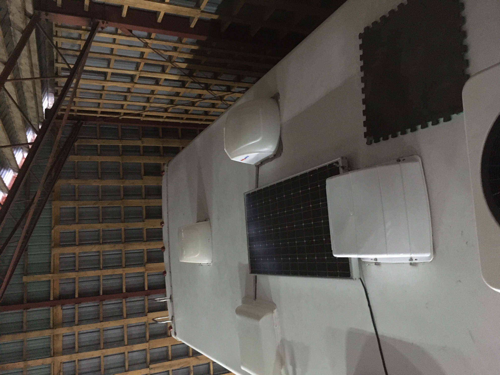 Installation de panneau solaire sur toit de VR
